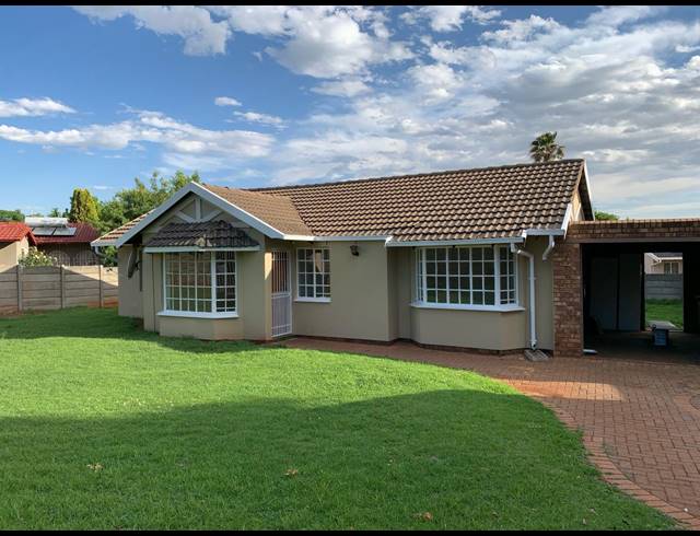 3 BEDROOM FREEHOLD FOR SALE IN LEACHVILLE EXT 1